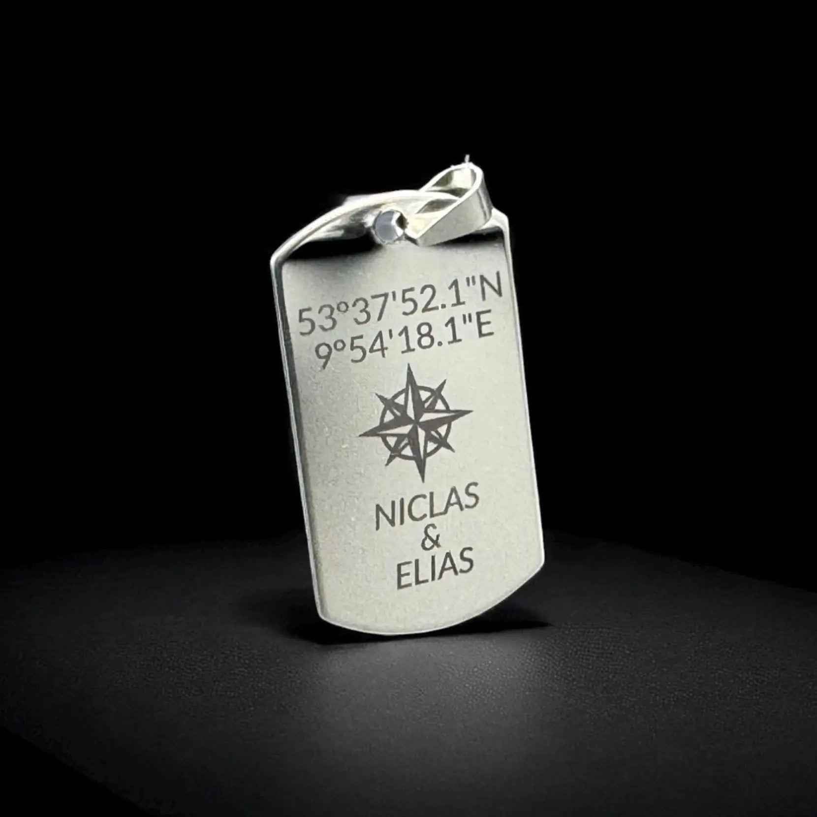 Dog Tag Anhänger Edelstahl matte – personalisiertes Geschenk für Männer | Gravur, Kompass und Koordinaten | Erinnerungsschmuck